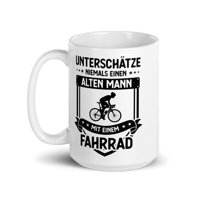 Unterschatze Niemals Einen Alten Mann Mit Einem Fahrrad - Tasse fahrrad