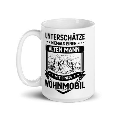 Unterschatze Niemals Einen Alten Mann Mit Einem Wohnmobil - Tasse camping