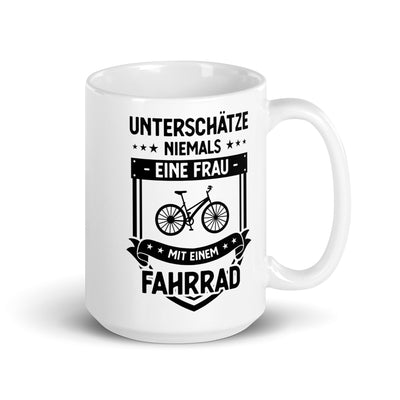 Unterschatze Niemals Eine Frau Mit Einem Fahrrad - Tasse fahrrad 15oz