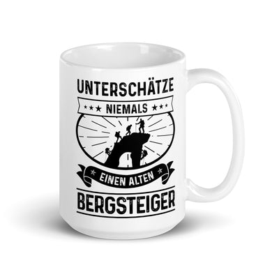 Unterschatze Niemals Einen Alten Bergsteiger - Tasse klettern 15oz