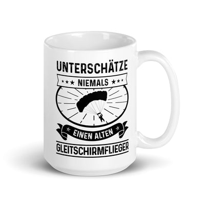 Unterschatze Niemals Einen Alten Gleitschirmflieger - Tasse berge 15oz