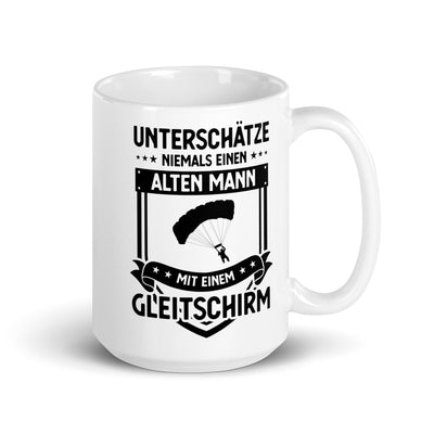 Unterschatze Niemals Einen Alten Mann Mit Einem Gleitschirm - Tasse berge 15oz