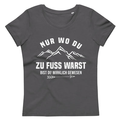 Nur wo du zu Fuß warst bist du wirklich gewesen - Berge und Pfeil - Cooler Spruch - Damen Premium Organic T-Shirt berge wandern