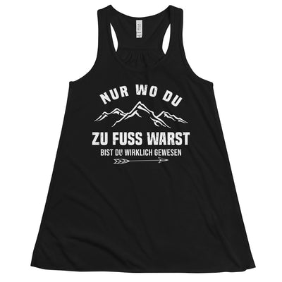 Nur wo du zu Fuß warst bist du wirklich gewesen - Berge und Pfeil - Cooler Spruch - Damen Tanktop berge wandern Schwarz