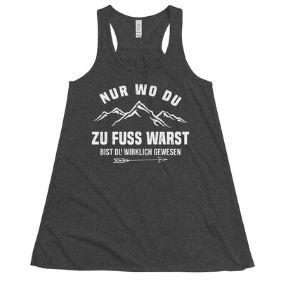 Nur wo du zu Fuß warst bist du wirklich gewesen - Berge und Pfeil - Cooler Spruch - Damen Tanktop berge wandern Dark Grey Heather