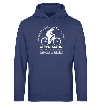 Alter Mann mit einem E-Bike - Unisex Organic Hoodie e-bike Navyblau